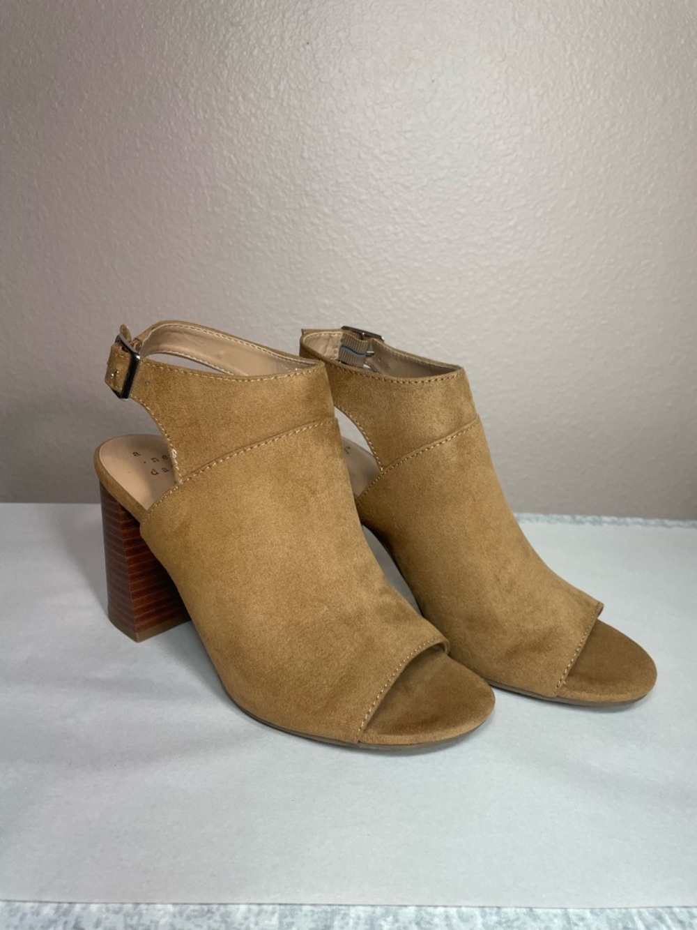A New Day Tan Suede Block Heel Sandals‎ Open Toe Buckle Strap Size 6 - Picture 2 of 11